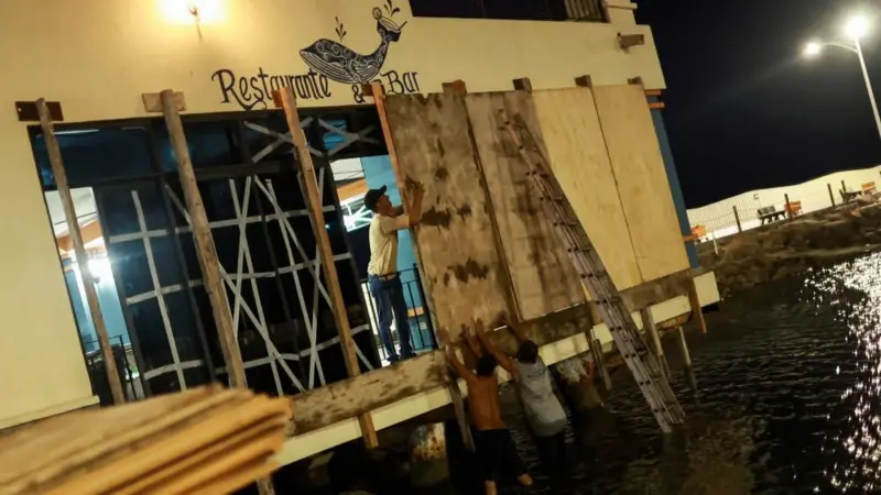 En el puerto de Loreto, algunos comercios se alistaban ante las posibles ráfagas del huracán.